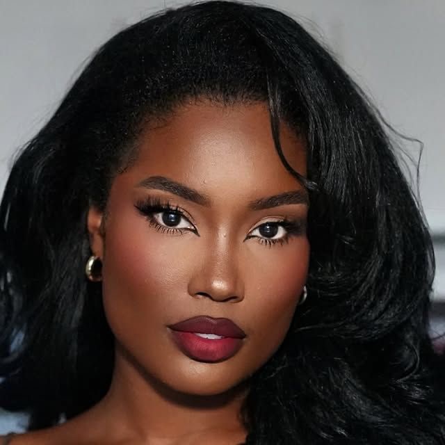 Maquillage peau noire - lèvre rouge 